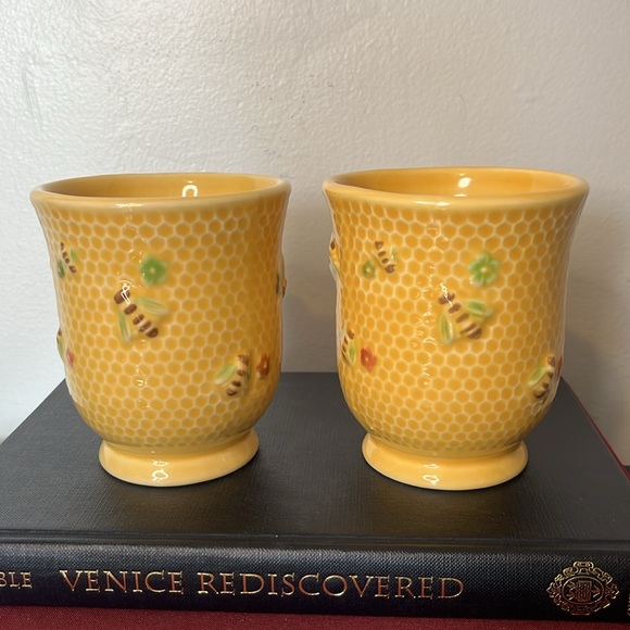 Williams-Sonoma 2 Piece Set Honey Bee Honeycomb Bee Hive Yellow Retired Mugs - Picture 5 of 8
